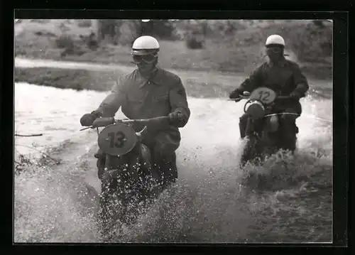 AK Motorradfahrer auf AWO 425 und Zündapp fahren durch flaches Wasser