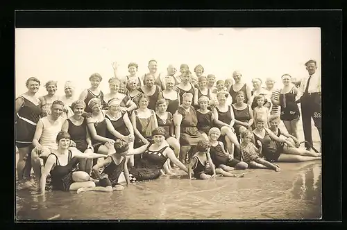 Foto-AK Familienfoto am Strand in Bademode