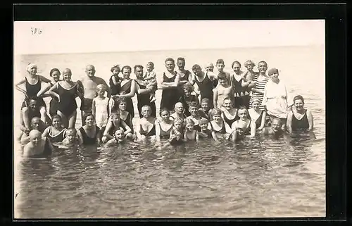 Foto-AK Familientreffen am Strand in Bademode