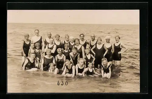 Foto-AK Familienfoto am Strand, Bademode