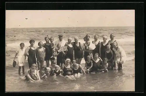 Foto-AK Familie im gemeinsamen Urlaub, Bademode