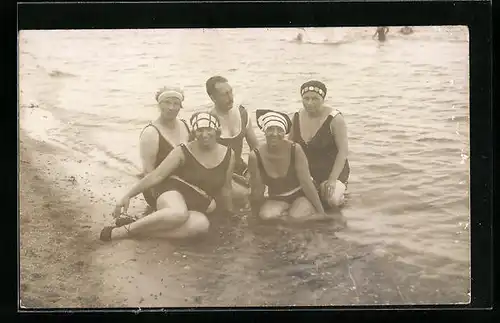 Foto-AK Vier Damen und ein Herr in Bademode am Strand