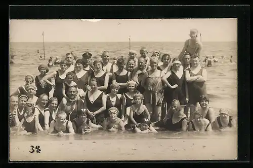 Foto-AK Grossfamilie am Strand in Bademode
