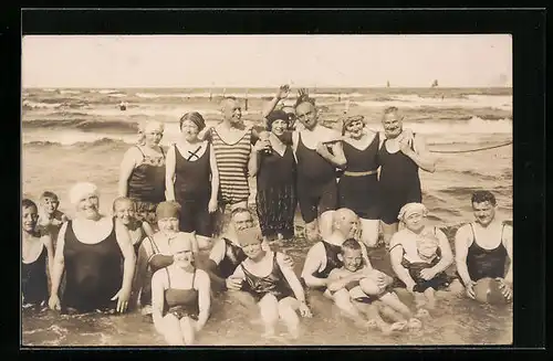 Foto-AK Familie in Bademode am Strand