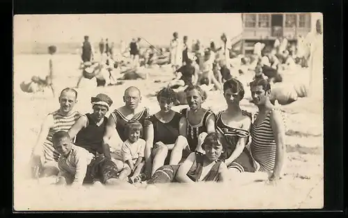 Foto-AK Urlauber in Bademode am Strand