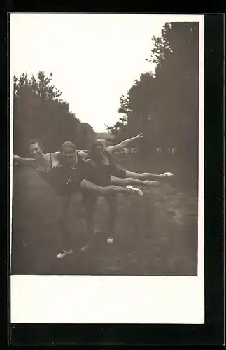 Foto-AK Drei Frauen in Bademode