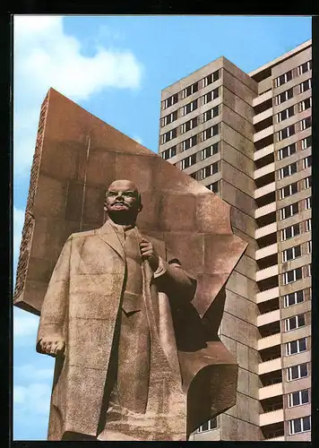 AK Berlin, Lenindenkmal mit Plattenbauten im Hintergrund