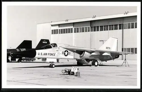 Fotografie Flugzeug General Dynamics F-111 Aardvark der US-Air Force neben einer SR-71