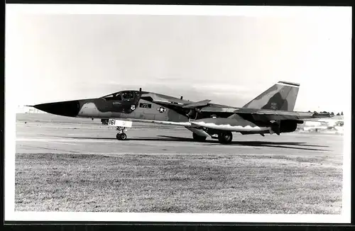 Fotografie Flugzeug General Dynamics F-111 Aardvark der USAF mit Camouflage