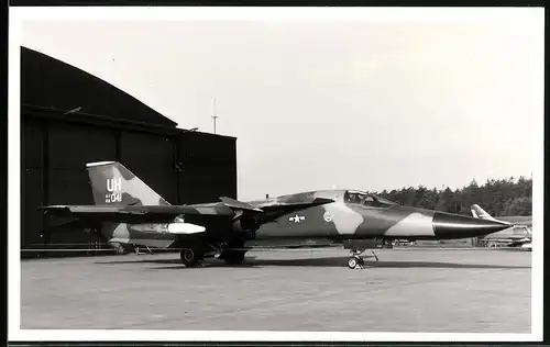 Fotografie Flugzeug General Dynamics F-111 Aardvark der US-Air Force in Tarnfarbe / Camouflage