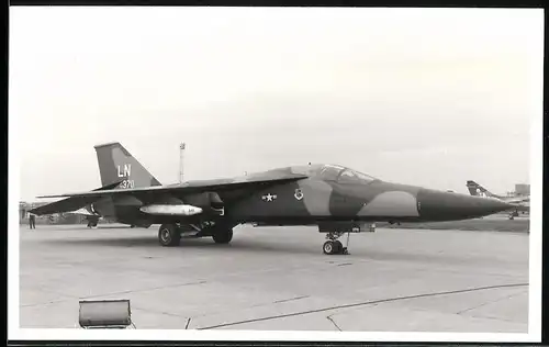 Fotografie Flugzeug General Dynamics F-111 Aardvark der US-Air Force mi Tarnfarbe / Camouflage