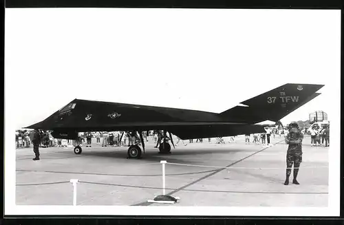 Fotografie Flugzeug Lockheed F-117 Nighthawk, Tarnkappenbomber der USAF, Kennung 37 TFW