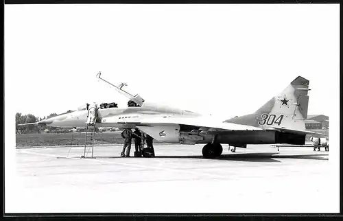 Fotografie Flugzeug Mikojan-Gurewitsch MiG-29 der Sowjet-Luftstreitkräfte No. 304 in Le Bourget