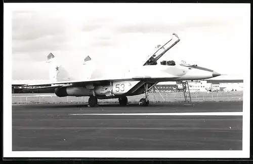 Fotografie Flugzeug Mikojan-Gurewitsch MiG-29 der Sowjet-Luftstreitkräfte No. 53 in Farnborough