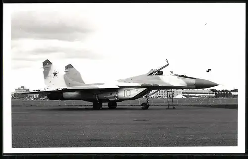 Fotografie Flugzeug Mikojan-Gurewitsch MiG-29 der Sowjet-Luftstreitkräfte in Farnborough