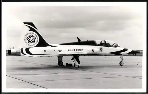 Fotografie Flugzeug Northrop T-38 Talon der US-Air Force, Nr. 8 der Kunstflugstaffel Thunderbirds