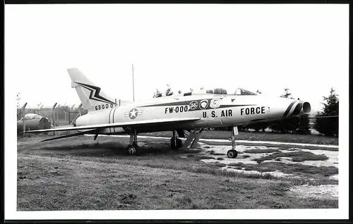 Fotografie Flugzeug North American F-100 Super Sabre der US-Air Force, Kennung FW-000