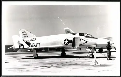 Fotografie Flugzeug McDonnell F-4 Phantom der US-Navy, Naval Missile Center