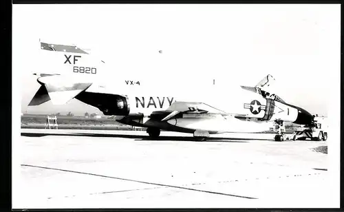 Fotografie Flugzeug McDonnell F-4 Phantom, Experimentalflugzeug der US-Navy, VX-4, XF6820