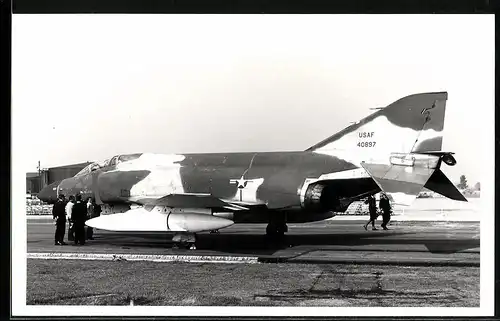 Fotografie Flugzeug McDonnell F-4 Phantom der US-Air Force, No. 40897 in Tarnfarbe / Camouflage