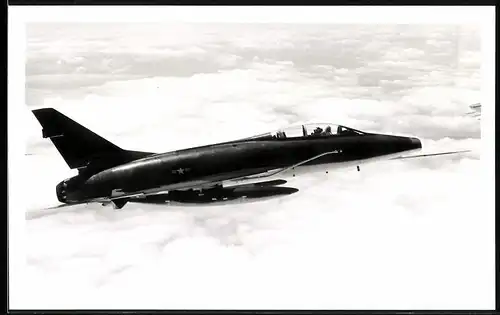 Fotografie Flugzeug North American F-100 Super Sabre der USAF über den Wolken