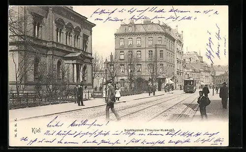 AK Kiel, Strasse Sophienblatt mit Thaulow-Museum und Strassenbahn