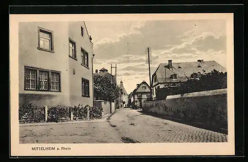 AK Mittelheim a. Rhein, Strassenpartie mit Passanten