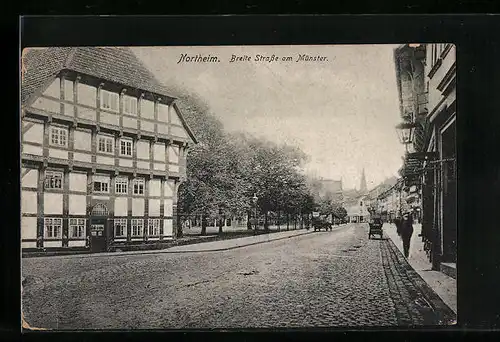AK Northeim, Breite Strasse am Münster mit Passanten