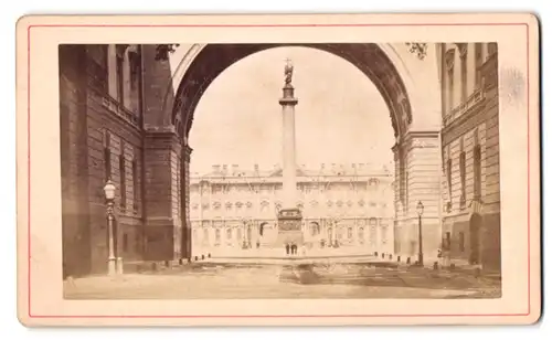 Fotografie unbekannter Fotograf, Ansicht St. Petersburg, Blick durch den Torbogen auf die Alexandersäule