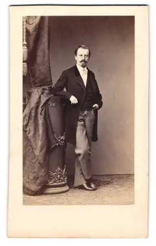 Fotografie H. Holz, München, Portrait Herr im Anzug mit grauer Hose und Henri Quatre Bart