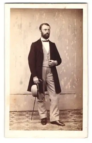 Fotografie unbekannter Fotograf und Ort, Herr Friedrich Feis im Anzug mit Melone und Flanierstock