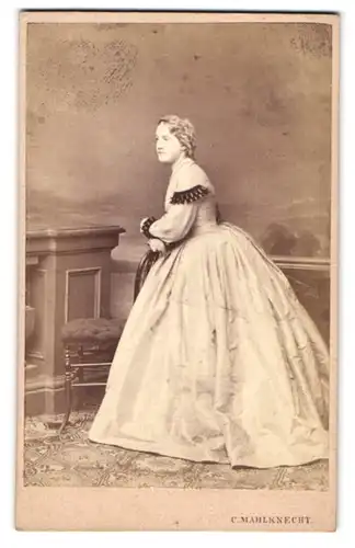 Fotografie C. Mahlknecht, Wien, junge Dame im hellen Kleid lehnt an einem Stuhl