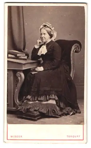 Fotografie W. Widger, Torquay, Portrait Miss Sarah Bultain im dunklen Kleid mit Haube