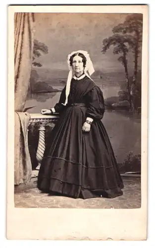 Fotografie W. Widger, Torquay, ältere Dame Susan Lyde im schwarzen Kleid mit heller Haube