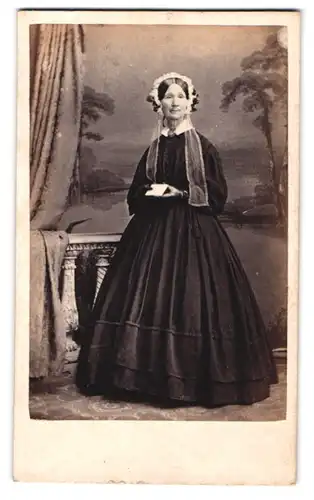 Fotografie W. Widger, Torquay, ältere Dame Mary Lyde im schwarzen Kleid mit Haube