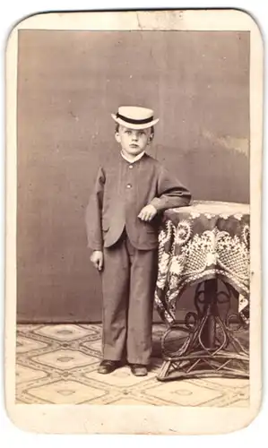Fotografie F. G. Holle, Arnstadt b. Harmonie, junger Knabe Max Hauschild im Anzug mit Hut