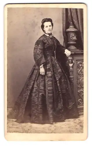 Fotografie L. Strobel, Kempten, junge Dame im gemusterten Kleid mit Halskette