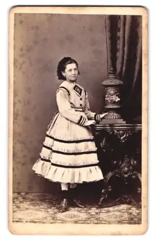 Fotografie L. Strobel, Kempten, junges bayrisches Mädchen im hellen Kleid mit Ohrringen