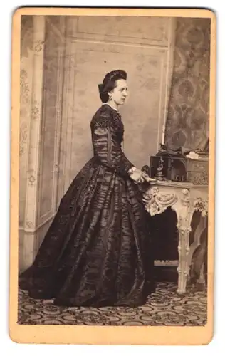 Fotografie Otto v. Zabuesnig, Kempten, junge Dame posiert stehend am Sekretär