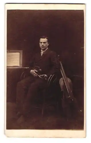 Fotografie unbekannter Fotograf und Ort, Herr Heinrich Vömel mit Geige / Violine und Cello