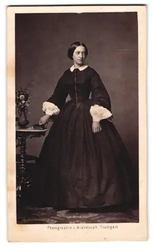 Fotografie Brandseph, Stuttgart, junge Dame im schwarzen Kleid mit Halskette