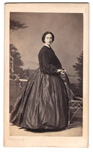 Fotografie F. Brandseph, Stuttgart, junge Frau im seidenen Kleid mit schwarzer Bluse