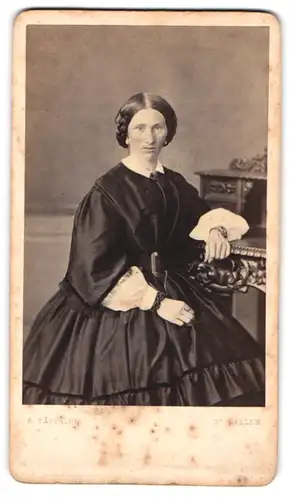 Fotografie B. Täschler, St. Gallen, Dame im dunklen Kleid posiert sitzend am Sekretär