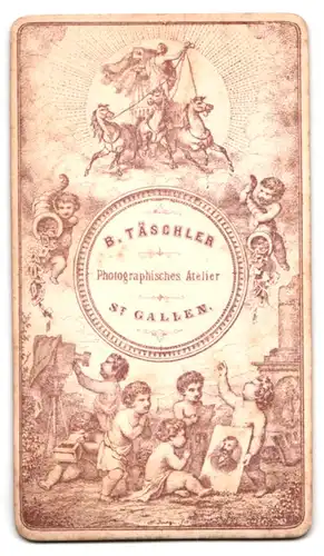 Fotografie B. Täschler, St. Gallen, Dame im dunklen Kleid posiert sitzend am Sekretär