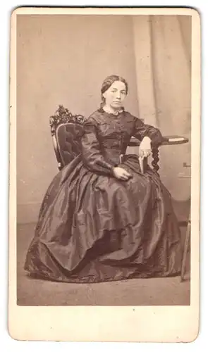 Fotografie Theodor Huth, Frankfurt a. M., junge Frau Friederike Schluft-Vömel im seidenen Kleid