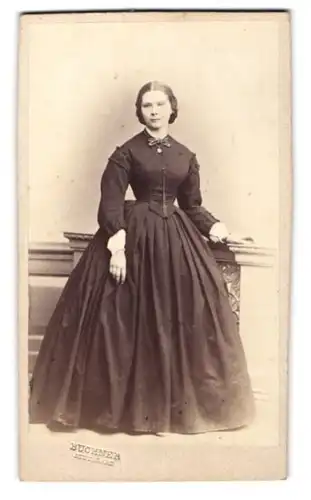 Fotografie Buchner, Stuttgart, junge Frau Anna Staelin-Keller im dunklen Kleid