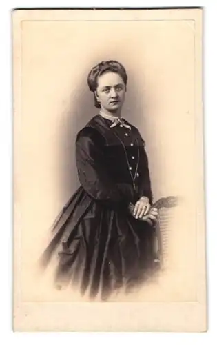 Fotografie G. Bauer-Kornacher, Schweinfurt, junge Frau im dunklen Kleid mit Ohrringen und Halskette