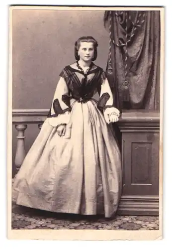 Fotografie unbekannter Fotograf und Ort, junge Frau im hellen Kleid mit Spitze