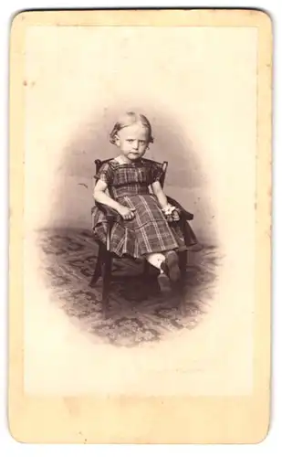Fotografie R. Widmayer, Stuttgart, niedliches kleines Mädchen im karierten Kleid sitzt im Kinderstuhl