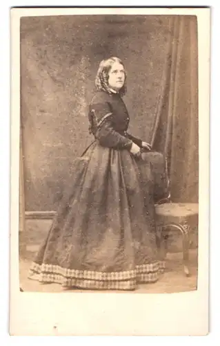 Fotografie Mr. Caubert, London, englische Dame im dunklen Kleid mit Korkenzieherlocken